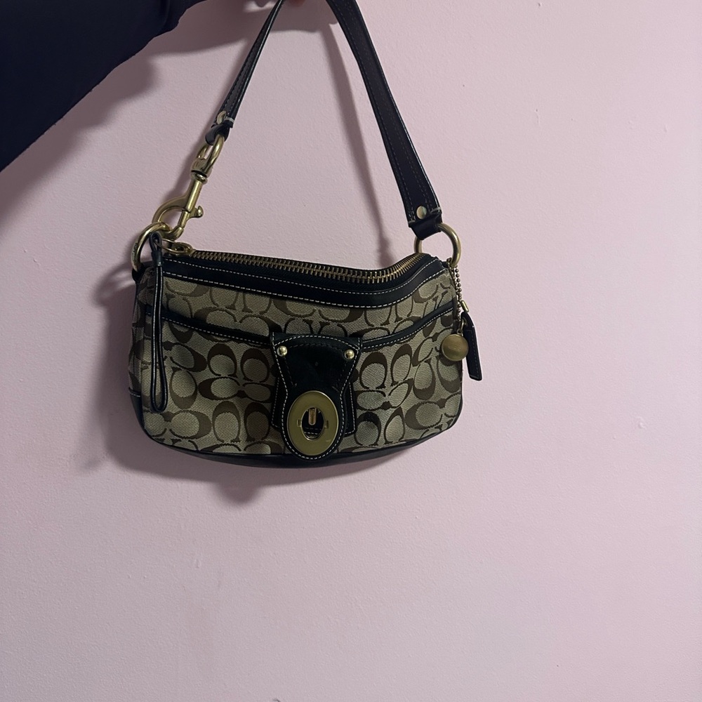 Women’s Vintage Coach Black and Tan Signature Shoulder Bag